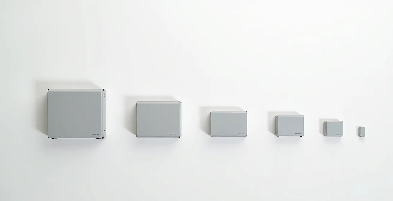 Größenvergleich zeigt schrittweise Verkleinerung von Elektronikkomponenten durch HDI-Technologie