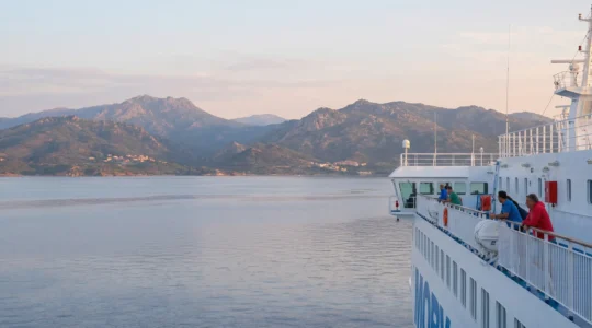 Fähre Sardinien Überfahrt mit Küstenblick bei Morgenrot